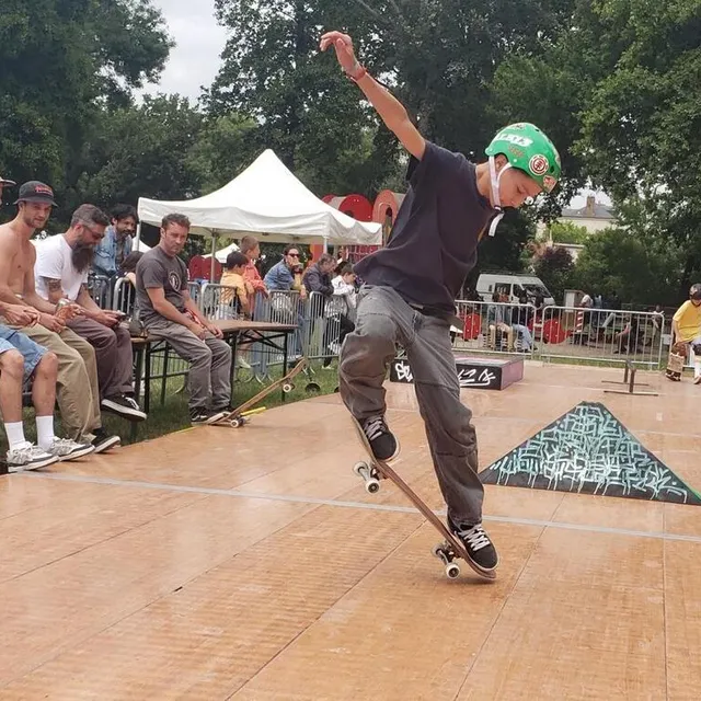 photo qui dit arts urbains, dit culture urbaine. un skate park a été installé pour le week-end.  ©  le maine libre