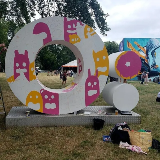 photo cédric la touffe, artiste manceau, recouvre le o : en métal de ses monstres.  ©  le maine libre