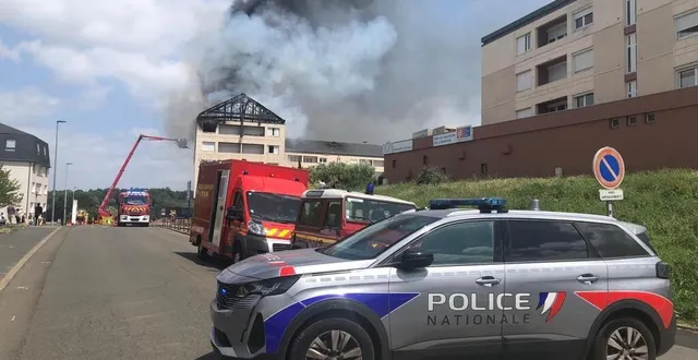 photo  un incendie s’est déclaré dans un immeuble, ce dimanche 2 juillet 2023, place de l’europe, à coulaines (sarthe).  &copy;  ouest-france 