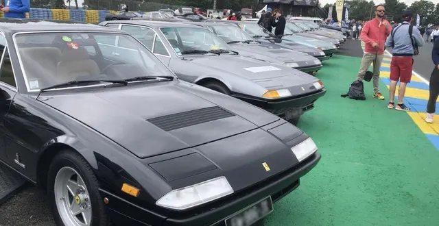 photo  au premier plan, cette ferrari 400i a appartenu au tennisman john mcenroe.  &copy;  ouest-france 