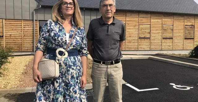 photo  stéphanie tempia, conseillère déléguée chargée de la santé, et gérard lambert, maire de teloché, devant la maison médicale qui sera livrée à la mi-juillet 2023.  &copy;  ouest-france 