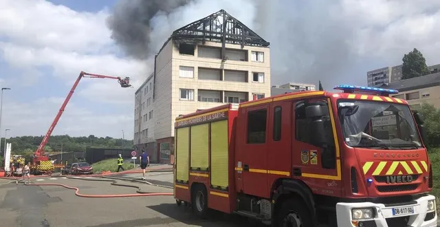 photo  ce dimanche 2 juillet 2023, le feu a entièrement détruit la toiture d’un pan d’immeuble à coulaines, près du mans (sarthe).  &copy;  ouest-france 