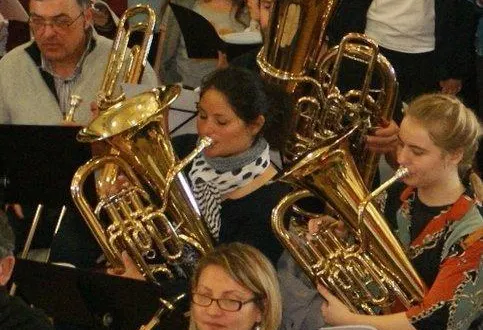 photo  le tuba, d’une magnifique à la sonorité essentielle dans un ensemble instrumental comme ici, dans l’orchestre harmonie du belinois.  &copy;  archives ouest-france 