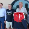 photo le président du club, daniel clouet, présente le nouvel équipement, avec deux des sponsors.