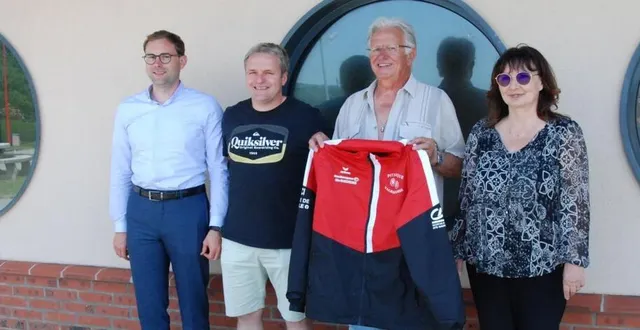 photo  le président du club, daniel clouet, présente le nouvel équipement, avec deux des sponsors.  &copy;  ouest-france 