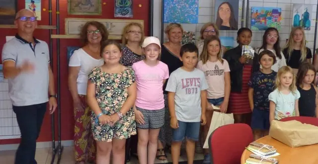 photo  les artistes peintres réunis lors de la clôture de la troisième exposition, en présence de jean-claude boiziau, maire (à gauche) et isabelle jacob, présidente de l’association, (à droite).  &copy;  ouest-france 