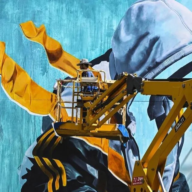 photo piet rodriguez faisait partie des quatre artistes invités pour recouvrir le cube.  ©  le maine libre – denis lambert