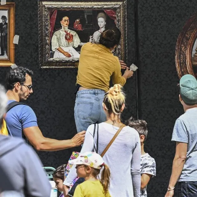 photo dimanche, il fallait slalomer pour admirer les peintures.  ©  le maine libre – denis lambert