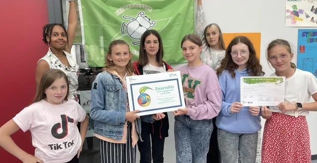 photo  des élèves du collège georges-brassens avec la plaque du label e3d.  &copy;  ouest-france 