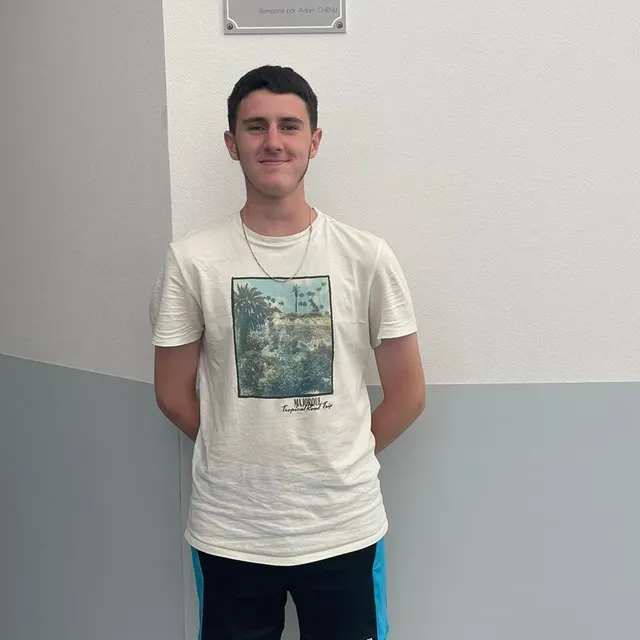 photo adam chenu devant la plaque en hommage à simone de beauvoir.  ©  dr