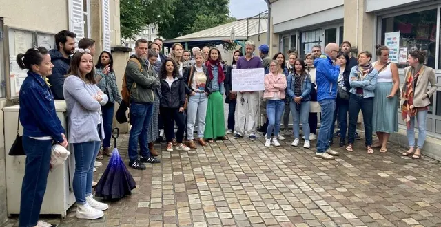 photo  plus d’une vingtaine de parents ont manifesté devant l’école ce lundi 3 juillet 2023. demain mardi, ils bloqueront l’accès aux élèves.  &copy;  photo le maine libre 