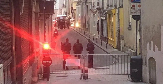 photo  depuis la place romain, la rue du cornet était bouclée par les forces de l’ordre, dans la nuit de dimanche à lundi. au milieu de la rue se situe le local de l’ancien groupuscule d’extrême droite, l’alvarium, là où se situe l’homme, au seuil de la porte.  &copy;  ouest-france 
