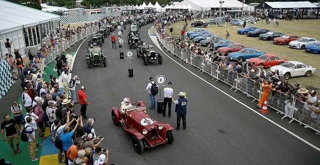 photo  au mans classic, la proximité avec les constructeurs et le public permet de renforcer l’image de marque, et parfois faire des affaires.  &copy;  marc ollivier 