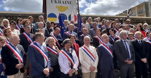 photo  environ 300 personnes, dont de nombreux élus, étaient réunies lundi 3 juillet 2023 devant la mairie de coulaines (sarthe), touchée samedi 1er juillet par un incendie volontaire.  &copy;  ouest-france 