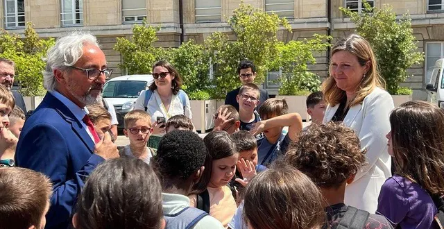 photo  le député sarthois eric martineau et la présidente de l’assemblée nationale, yaël braun-pivet, ont reçu les cm1-cm2 de l’école publique au palais bourbon.  &copy;  ouest-france 
