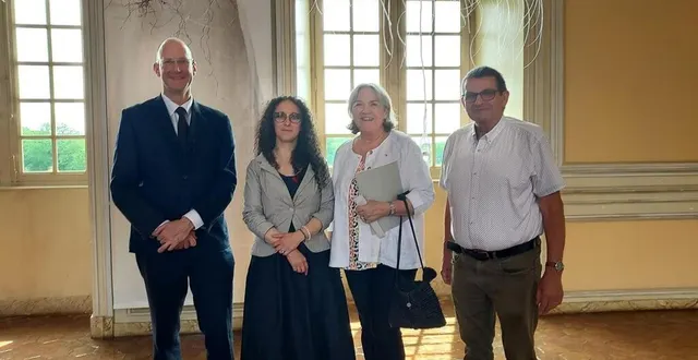 photo  hervé yannou, administrateur du château, marjolaine (l’artiste), valérie alain (conseillère départementale), et pierre chivard (maire de carrouges)  &copy;  ouest-france 
