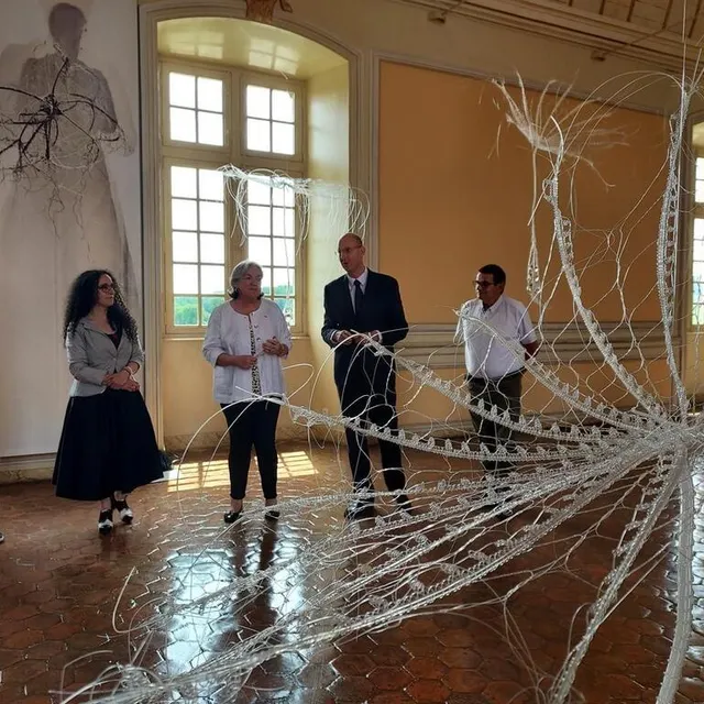photo pierrick bigot (fdac), marjolaine salvador-morel, valérie alain (conseil départemental), hervé yannou (administrateur du château), pierre chivard (maire de carrouges)  ©  ouest-france