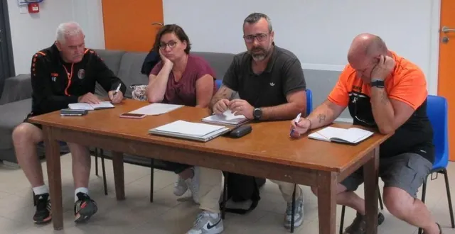 photo  le bureau de l’as sarceaux : eric besnier, vice-président ; jennifer thierry-lebrec, trésorière ; cédric avisou, responsable de l’école de football et roger longuier, président.  &copy;  ouest-france 