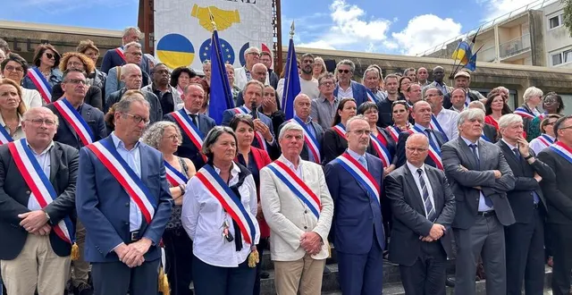 photo  environ 300 personnes ont participé, ce lundi 3 juillet 2023, au rassemblement d’appel au calme à coulaines, en sarthe. le samedi 1er juillet, cette mairie a été prise pour cible par les émeutiers.  &copy;  ouest-france 