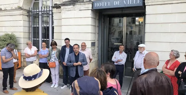 photo  nicolas leudière, le maire de sablé-sur-sarthe, a pris la parole lors du rassemblement devant la mairie lundi 3 juillet 2023 à 12 h.  &copy;  ouest-france 