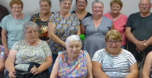 photo  liliane odiot, 90 ans, ici au 1er rang, au centre, entourée d’une partie des nombreux bénévoles œuvrant pour la préparation du comice qui se tiendra à oizé les 9 et 10 septembre.  &copy;  ouest-france 