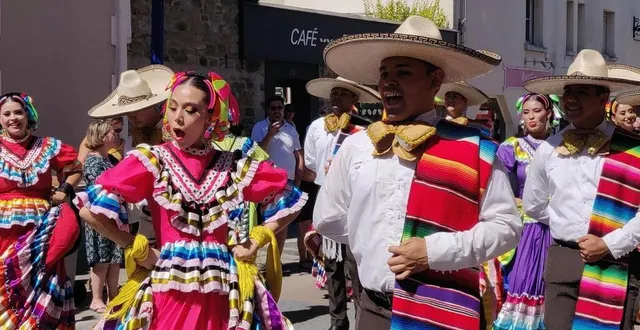 photo  en 2022, la troupe mexicaine compania folklorica sinaloanese, venue du mexique, avait participé au défilé.  &copy;  ouest-france 