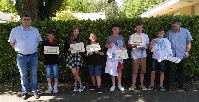 photo  pascal coudray et franck davaine avec les meilleurs du concours kangourou.  &copy;  ouest-france 