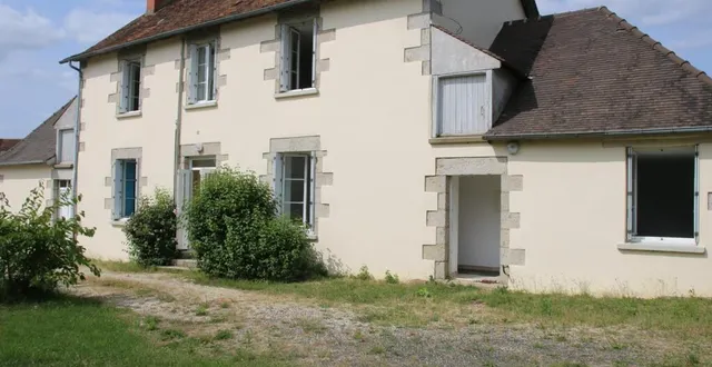 photo  l’ancien presbytère de la commune déléguée de lignières-la-carelle, vient d’être mis en vente.  &copy;  ouest-france 
