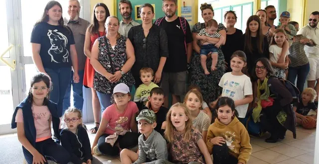 photo  lundi après-midi, des parents d’élèves ont décidé d’occuper l’école publique maurice-cantin. ils sont rassemblés devant le bureau de la directrice, katia nail.  &copy;  le maine libre 