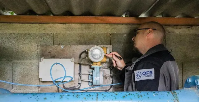 photo  un agent de l’office français de la biodiversité relève le compteur d’eau d’un agriculteur de la sarthe, situé dans le bassin affluents de la sarthe médiane, qui est en alerte renforcée en termes de restrictions des usages de l’eau depuis le 29 juin 2023.  &copy;  ouest-france 