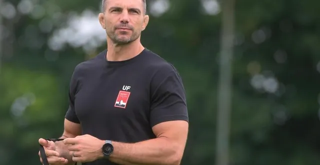 photo  le nouvel entraîneur adjoint du niort rc françois uys a vécu sa première journée d’entraînement au stade espinassou, le 3 juillet 2023.  &copy;  co – marie delage 