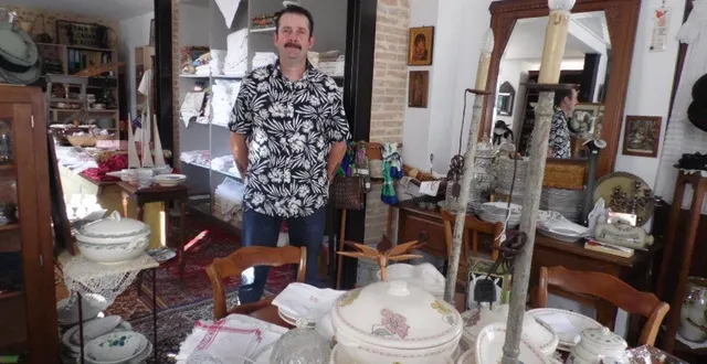 photo  mickaël evrard, brocanteur depuis deux ans, a déménagé à rené.  &copy;  le maine libre 