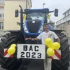 photo artus guyard est allé chercher les résultats du bac au volant d’un tracteur !