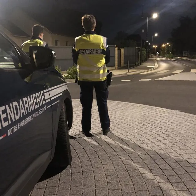 photo cette nuit les gendarmes surveillaient l’entrée de la commune de montreuil-juigné, contrôlant les automobilistes. ils étaient toujours présents ce midi, quadrillant la commune, dotés d’armes automatiques.  ©  ouest-france