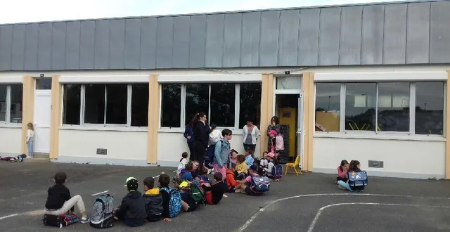 photo  les parents qui occupaient l’école maurice-cantin depuis plusieurs heures ont appris la bonne nouvelle dans la matinée : une 5e classe ouvrira à la rentrée de septembre.  &copy;  le maine libre 