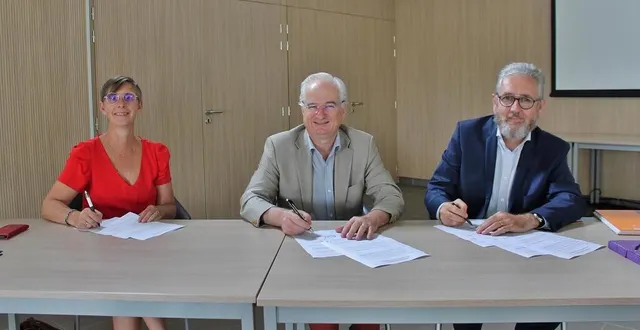 photo  claire mounoury, directrice de la résidence saint-raphaël, à solesmes, hugues morel, président du centre basile-moreau, à précigné, et dominique pierre ravet, directeur de la résidence dujarié, à loir-en-vallée, ont signé une convention jeudi 29 juin 2023.  &copy;  ouest-france 