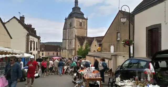 photo  les chineurs ont envahi les rues du village, dimanche.  &copy;  ouest-france 