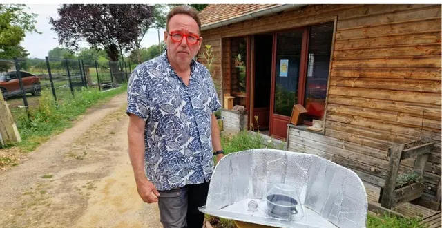 photo  emmanuel gaceux présente le four solaire, à réaliser soi-même.  &copy;  ouest-france 