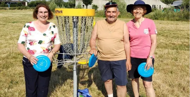 photo  armelle evrard maulavé, michel tison et marie-claude haas ont reçu leur brevet d’animateur fédéral disc golf.  &copy;  . ouest-france 