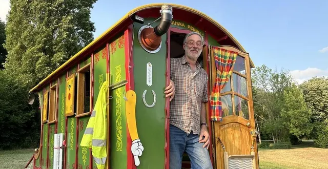 photo  depuis la sarthe, fifi, un retraité de 68 ans, met le cap sur la bretagne avec sa roulotte à trois roues qu’il a construite pendant le confinement et qu’il a baptisée « juska peupu ».  &copy;  ouest-france 