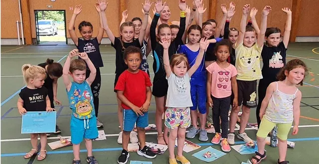 photo  dix-neuf petits gymnastes ont reçu leur diplôme.  &copy;  le maine libre 