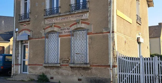photo  la construction de la médiathèque, d’une surface de 508 m², entraînera la destruction de l’ancienne poste, courant octobre. les travaux commenceraient, au mieux, en 2024.  &copy;  ouest-france 