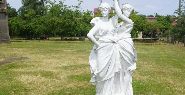 photo  la commune de sainte-jamme-sur-sarthe a reçu, le 27 juin 2023, 8 000 € de mécénat pour permettre la restauration de la statue des grâces, patrimoine industriel mis en valeur par l’association des fondeurs d’antoigné-chappée.  &copy;  ouest-france 
