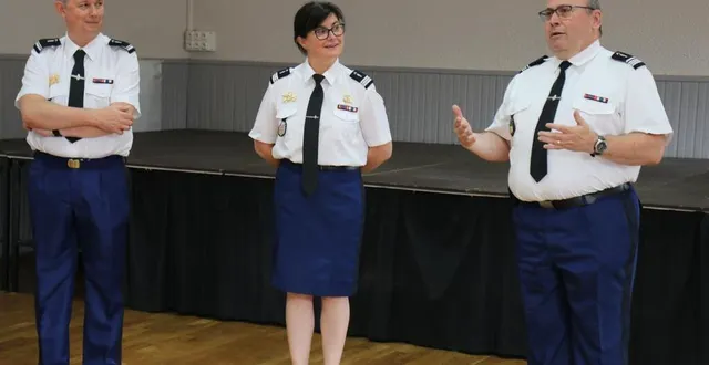 photo  la capitaine noëlle pontoizeau, entourée du commandant benoît speller (à droite) et du major emmanuel poullain (à gauche).  &copy;  le maine libre 