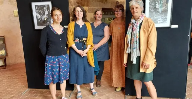 photo  yolande dolier (à droite) a accueilli les artistes et les a présentés aux visiteurs avec joie et émotion.  &copy;  ouest-france 