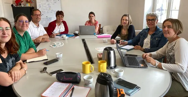 photo  familles rurales organise sa fête d’anniversaire. de gauche à droite : candys delorme (stagiaire), laura morel, antoine de stoppeleire (coprésident), isabelle duval, marie lemarchand, amélie pierre, brigitte pierre et la directrice marion gallot.  &copy;  familles rurales 