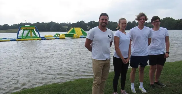 photo  devant la structure aquatique, à partir de la gauche, anthony walle, propriétaire de la structure aquatique et trois des animateurs et surveillants de l’aqua parc.  &copy;  ouest-france 
