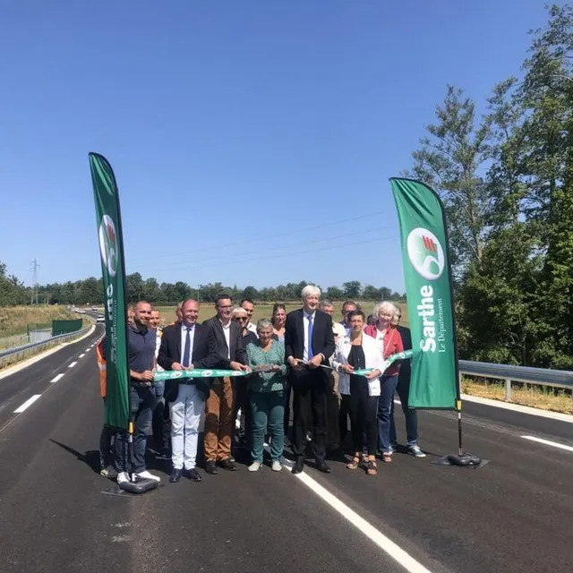 photo les élus ont coupé le ruban avant l’ouverture de la déviation à la circulation, prévue le 13 juillet 2023.  ©  photo le maine libre