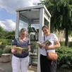photo  michèle salmon et émilie martin devant la cabine téléphonique transformée en boîte à livres qui sera décorée samedi 8 juillet par des volontaires. 