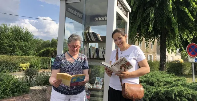 photo  michèle salmon et émilie martin devant la cabine téléphonique transformée en boîte à livres qui sera décorée samedi 8 juillet par des volontaires.  &copy;  ouest-france 